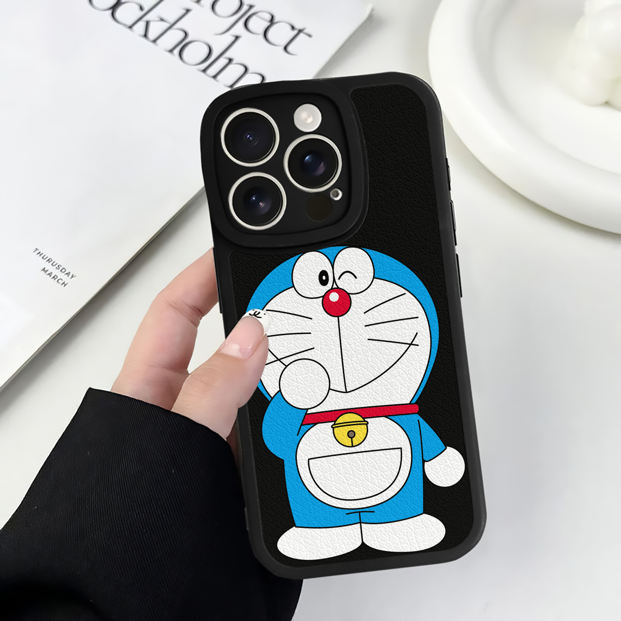 （画像用） ドラえもん Doraemon 【iPhone 16シリーズ対応】シリコンスマホケース（レザー調） 材質：シリコン